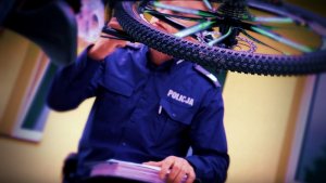 Policjant sprawdza legalność roweru.