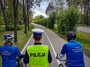 Policjanci na drodze dla rowerów.