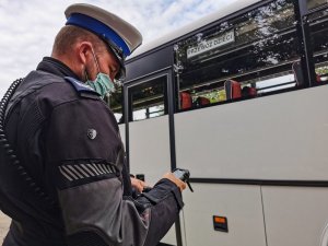 policjanci podczas kontrolowania autobusu