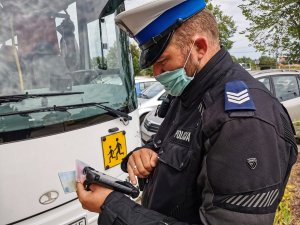 policjanci podczas kontrolowania autobusu