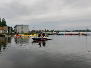 Policjanci pływając łódką dbają o bezpieczeństwo kajakarzy