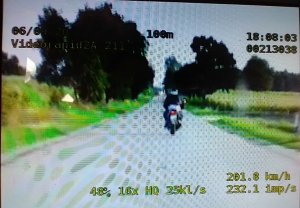 Motocyklista uciekający przed radiowozem.
