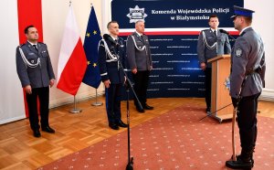 Dowódca uroczystości składa meldunek Komendantowi Wojewódzkiemu Policji w Białymstoku nadinspektorowi Robertowi Szewcowi o zakończeniu uroczystości.