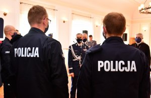 Komendant Wojewódzki Policji w Białymstoku nadinspektor Robert Szewc rozmawia z nowo przyjętymi policjantami