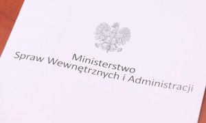 Biała teczka z napisem Ministerstwo Spraw Wewnętrznych i Administracji