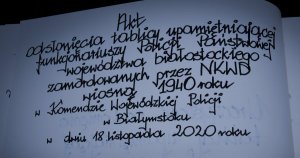 kt dsłonięcia tablicy upamiętniającej funkcjonariuszy Policji Państwowej województwa białostockiego zamordowanych przez NKWD wiosną 1940 roku w Komendzie Wojewódzkiej Policji w Białymstoku w dniu 18 listopada 2020 roku