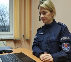 policjantka przed komputerem