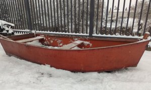 Łódka na śniegu.