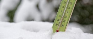 zdjęcie w kolorze; termometr w śniegu