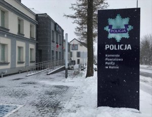 Budynek Komendy Powiatowej Policji w Kolnie. W tle drzewa, ulica oraz inne zabudowania.
