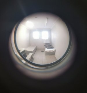 pomieszczenie dla zatrzymanych; widok przez wizjer