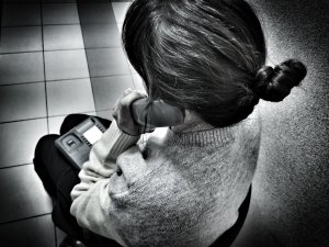 Czarno białe zdjęcie kobiety rozmawiającej przez telefon.