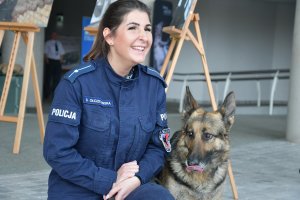 Policjantka obok psa.