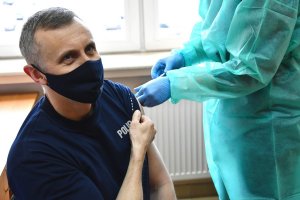 Komendant Wojewódzki Policji w Białymstoku nadinspektor Robert Szewc podczas szczepienia