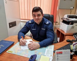 policjant za biurkiem