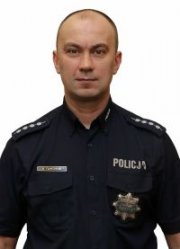 policjant; zdjęcie wewnątrz