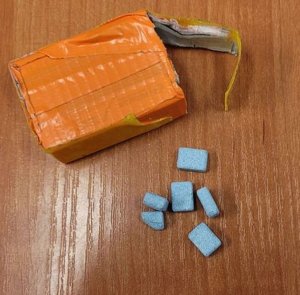 zabezpieczone : pudełko oraz  tabletki koloru niebieskiego