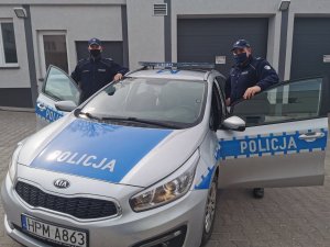 policjanci przy samochodzie