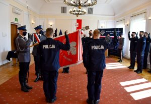 Policjanci ślubują na Sztandar KWP w Białymstoku.