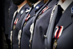 Widok na zawieszone medale na piersi policjantów.