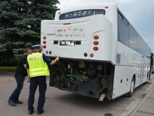 Policjant sprawdza autobus.