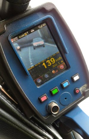 Ekran policyjnego radaru na którym widać samochód i liczna 139 km/h
