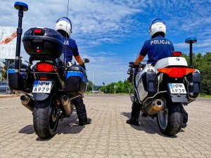 Dwóch policjantów na motocyklach