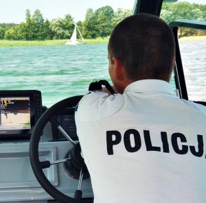 policjant w kokpicie łodzi
