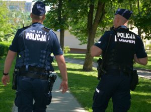 Dwóch policjantów spaceruje.