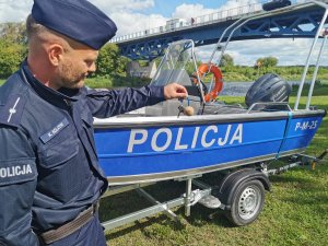 Policjant trzyma klucz do łodzi motorowej