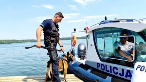 Policjanci podczas służby na wodzie i na terenach przywodnych.