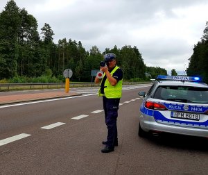 Policjanci kontrolują prędkość