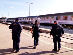 Policjanci ze strażnikami ochrony kolei kontrolują obszary kolejowe.