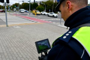 Policjanci kontrolują pieszych, rowerzystów i kierowców.