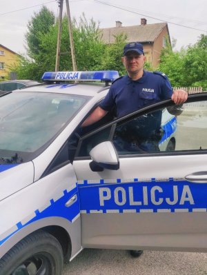 policjant przy samochodzie