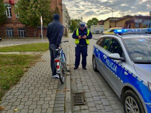 Policjanci podczas działań bezpieczny pieszy i rowerzysta