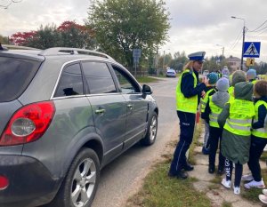 Dzieci podczas lekcji bezpieczeństwa z policjantkami