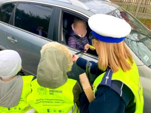 Dzieci podczas lekcji bezpieczeństwa z policjantkami