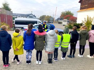 Dzieci podczas lekcji bezpieczeństwa z policjantkami