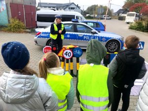 Dzieci podczas lekcji bezpieczeństwa z policjantkami
