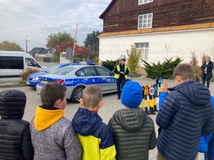 Dzieci podczas lekcji bezpieczeństwa z policjantkami