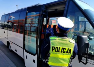 policjanci podczas kontrolowania autobusów