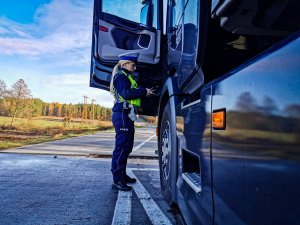 Policjanci kontrolują ciężarówki, busy i autobusy