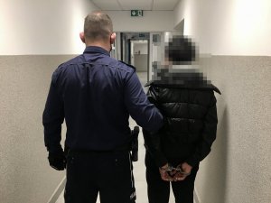 na korytarzu policjant obok kobieta
