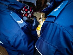 Policjanci kontrolują miejsca przebywania osób narażonych na wychłodzenie