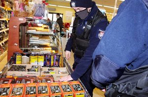policjanci w punkcie sprzedaży fajerwerków