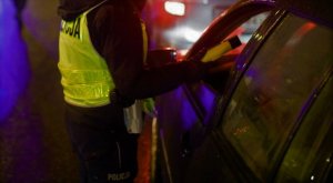 Policjant prowadzi badanie trzeźwości kierowcy