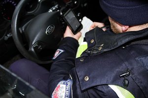 Policjanci kontrolują stan trzeźwości kierowców