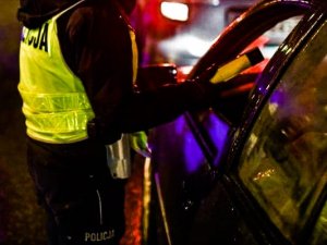 Policjanci kontrolują stan trzeźwości kierowców