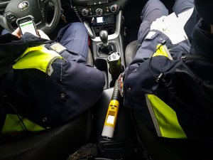 Policjanci sprawdzają trzeźwość